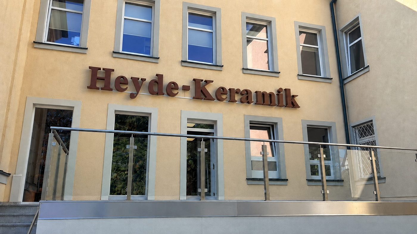 Fassade der Heyde-Keramik mit dem Schriftzug über dem Eingang